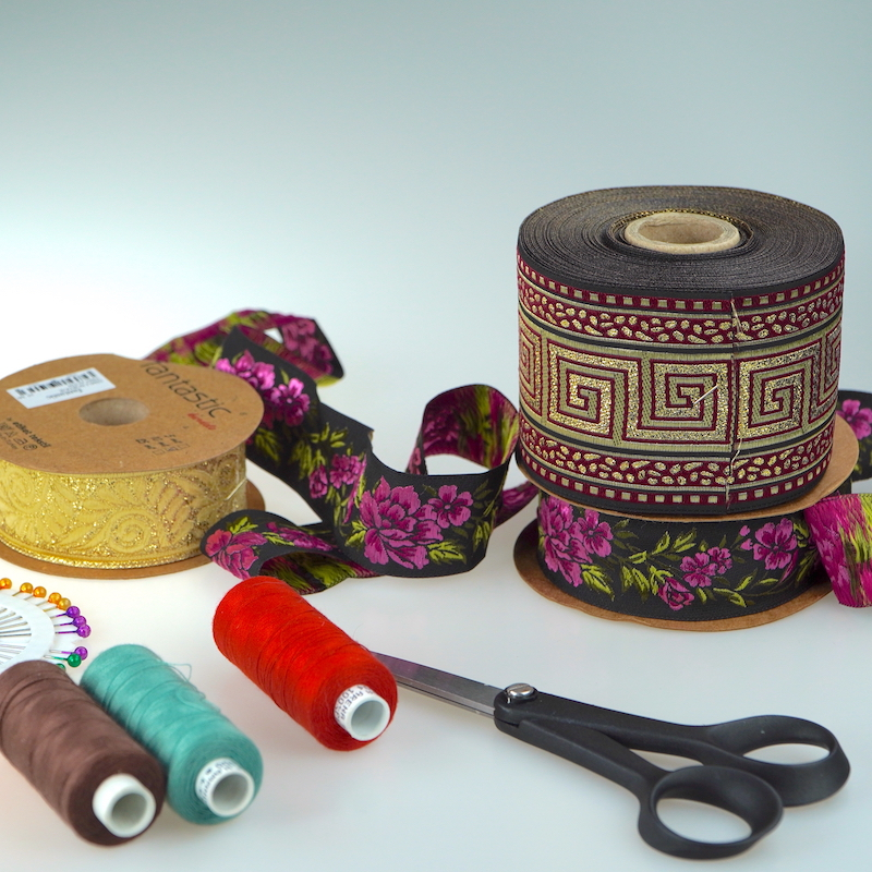 Taśma żakardowa to popularny materiał wykorzystywany do dekoracji, ozdabiania i tworzenia różnych przedmiotów.